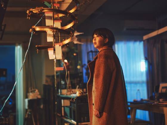 영화 '첫 번째 키스'에서 사고로 남편을 잃은 칸나(마츠 다카코)는 우연히 시작된 시간여행 속에서 15년 전 20대 남편을 만나게 된다. 그리고 미래에 죽게 될 그를 살리기 위해 온갖 묘수를 짜낸다. 사진 미디어캐슬