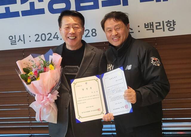 안교재 경기도조정협회장(왼쪽)이 정진구 선거관리위원장으로부터 당선증을 받은 뒤 기념촬영을 하고 있다.황선학기자