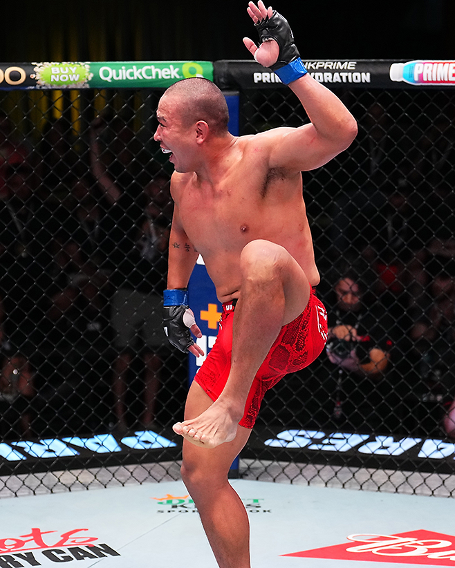 박준용이 2024년 10월 UFC on ESPN+ 102 미들급 경기를 마친 후 판정승을 예감하며 기뻐하고 있다. 사진=TKO