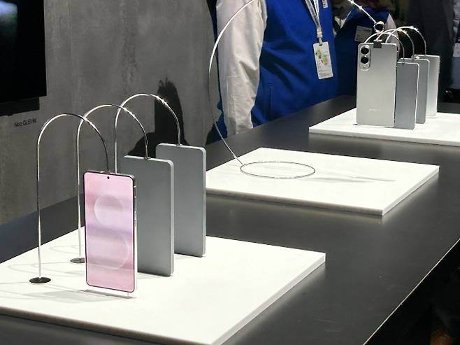 지난 1월22일(현지시각) 갤럭시 S25 시리즈의 새로운 슬림 모델, '갤럭시 S25 엣지'가 모습을 드러냈다. 사진은 '갤럭시 언팩 2025'행사장에 전시된 갤럭시 S25 엣지 모습. /사진=김성아 기자