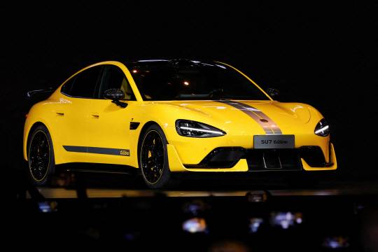 중국 정보기술(IT) 기업 샤오미가 공개한 첫 프리미엄 전기 세단 ‘SU7 울트라.’ 로이터, 연합뉴스.