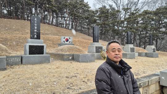 올해 초 서울 용산구 효창공원 삼의사 모역의 안중근 의사 가묘를 찾은 김월배 하얼빈이공대 교수. 김월배 교수 제공