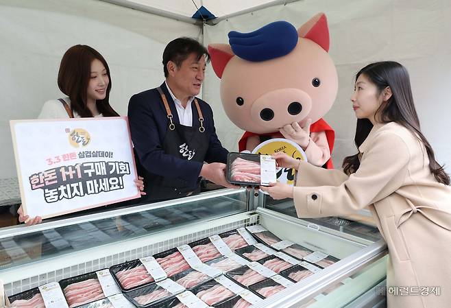 손세희(가운데) 한돈자조금관리위원회 위원장. 임세준 기자