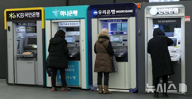 [서울=뉴시스] 고범준 기자 = (기사와 무관한 사진) 5일 서울의 한 건물에 설치된 국민은행 ATM기 앞으로 시민이 지나가고 있다. 2025.02.05. bjko@newsis.com
