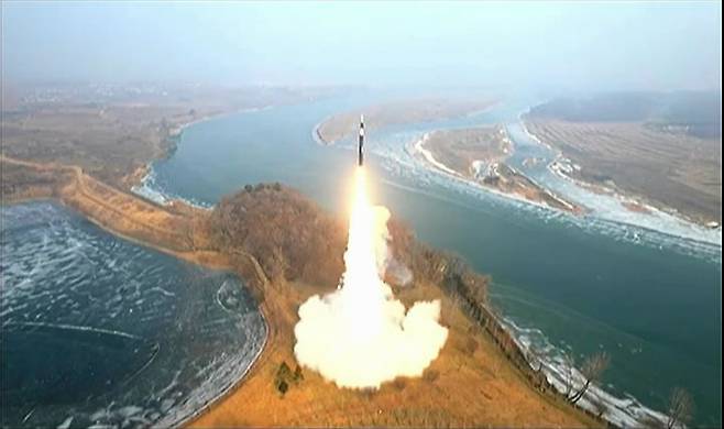 [서울=뉴시스] 김정은 북한 국무위원장이 지난 6일 북한 미사일총국의 신형 극초음속 중장거리 탄도미사일 시험발사를 화상감시체계로 참관했다고 7일 북한 조선중앙TV가 보도했다. (사진=조선중앙TV 캡쳐) 2025.01.07. photo@newsis.com *재판매 및 DB 금지