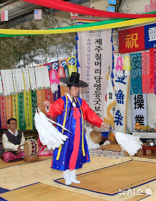 [제주=뉴시스] 우장호 기자 = 28일 오전 제주시 탑동 제주시수협위판장에서 유네스코 세계무형문화재이자 국가 지정 무형문화재인 칠머리당 영등환영풍어제가 열리고 있다.영등신이 들어오는 음력 2월1일에는 '영등환영제'를, 영등신을 떠나보내기 전날인 2월14일에는 '영등송별제'를 지내며 마을 주민뿐 아니라 어부와 해녀들이 참여해 풍요를 기원한다. 2025.02.28. woo1223@newsis.com