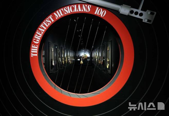 [서울=뉴시스] 고범준 기자 = 28일 서울 강남구 현대백화점 무역센터점 문화홀에서 열린 '위대한 뮤지션 100인전 vol.1'에서 기타리스트들의 기타리스트가 전시되어 있다. 전시관은 아메리칸 퀸, 디바, 위대한 밴드, 위대한 기타리스트 컬렉션, 팝의 황제, 힙합, 그래미 & BTS 등 7개 공간으로 구성됐다. 2025.02.28. bjko@newsis.com