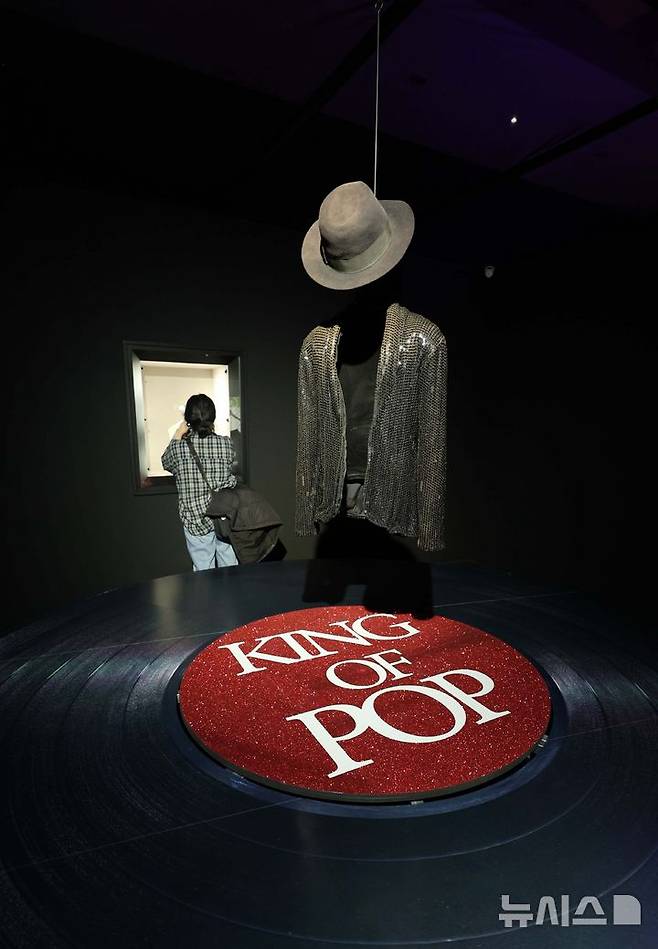 [서울=뉴시스] 고범준 기자 = 28일 서울 강남구 현대백화점 무역센터점 문화홀에서 열린 '위대한 뮤지션 100인전 vol.1'에서 마이클 잭슨의 최초의 '문워크' 무대 재킷이 전시되어 있다. 전시관은 아메리칸 퀸, 디바, 위대한 밴드, 위대한 기타리스트 컬렉션, 팝의 황제, 힙합, 그래미 & BTS 등 7개 공간으로 구성됐다. 2025.02.28. bjko@newsis.com