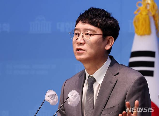 [서울=뉴시스] 이영환 기자 = 김웅 국민의힘 의원이 8일 오후 서울 여의도 국회 소통관에서 22대 총선 불출마 선언 기자회견을 하고 있다. 2024.01.08. 20hwan@newsis.com