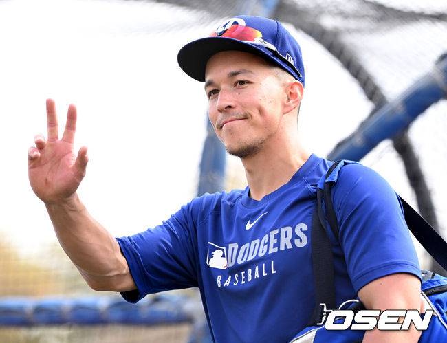 [OSEN=애리조나(미국), 이대선 기자] 18일(한국시간) 미국 애리조나주 글렌데일 캐멀백 랜치에서 2025 메이저리그 LA 다저스의 스프링캠프가 진행됐다.김혜성은 다저스와 최대 3+2년 2200만 달러(약 320억원) 계약에 합의하며 메이저리그 진출에 성공했다.LA 다저스 토미 에드먼이 훈련을 마치고 이동하며 팬들에게 인사를 하고 있다. 2025.02.18 / sunday@osen.co.kr