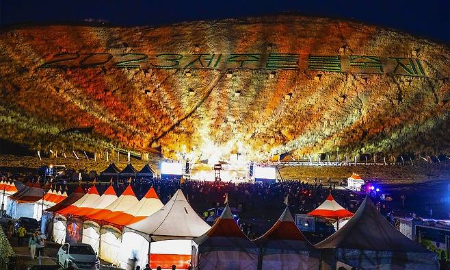 제주시는 2025년 제주들불축제를 ‘오름불놓기’를 포함한 ‘달집태우기’와 ‘횃불대행진’ 등의 콘텐츠를 디지털로 전환해 친환경축제로 새롭게 선보인다. 사진은 2023년 열린 제주들불축제 모습.