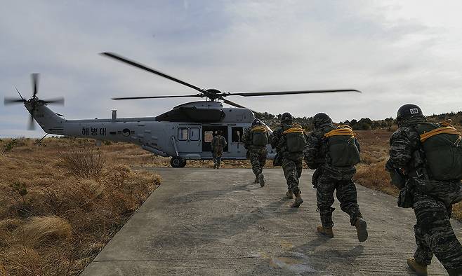 경북 포항시 조사리 공정훈련장에서 공수기본 266차 교육생들이 강하훈련을 위해 상륙기동헬기 마린온에 탑승하고 있다.