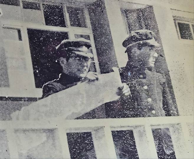 1960년 2‧28 민주운동 당일에 경북고 학생부위원장이던 고 이대우 교수(왼쪽)가 단상에서 결의문을 낭독하고 있다. [최진렬 기자]