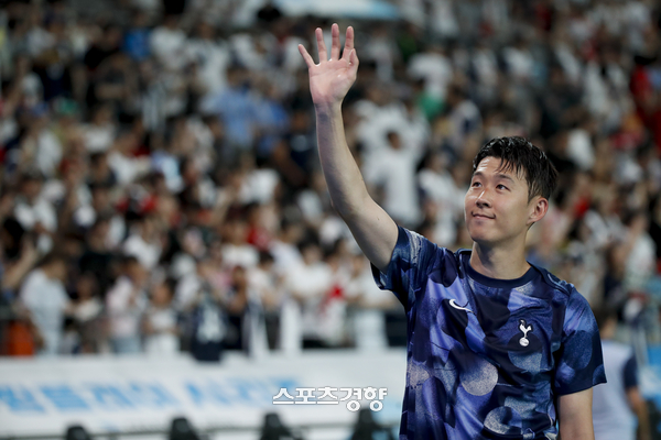토트넘 손흥민이 지난해 8월 서울월드컵 경기장에서 바이에른 뮌헨과의 경기를 마치고 팬에게 인사하고 있다. 문재원 기자