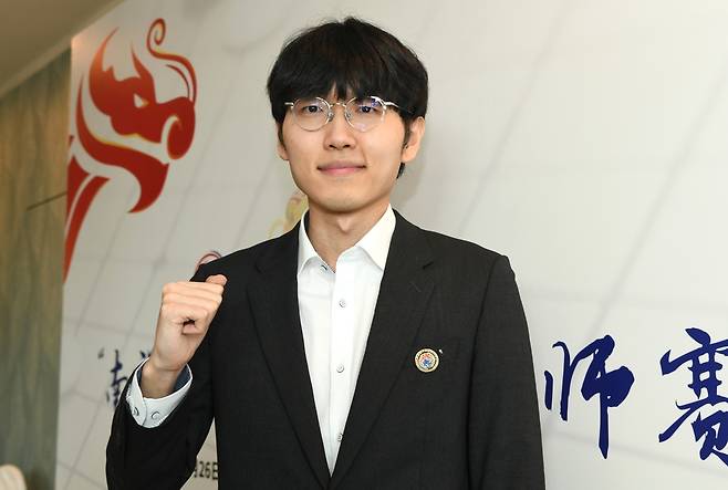 신진서 9단이 28일 싱가포르에서 열린 제1회 난양배 월드바둑마스터스 결승 3번기 2국에서 중국의 왕싱하오 9단을 상대로 승리, 우승을 차지한 뒤 기념촬영을 하고 있다.   한국기원 제공