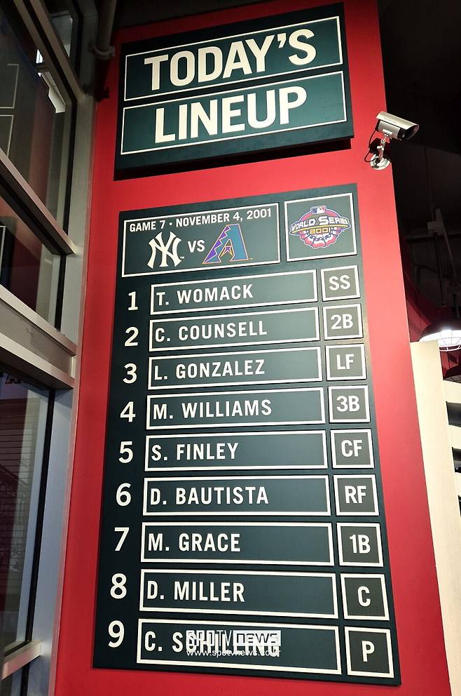 ▲ 애리조나 다이아몬드백스는 2001년 월드시리즈에서 뉴욕 양키스를 4승 3패로 제치고 창단 첫 우승 트로피를 거머쥐었다. 애리조나는 구단 매장에 2001년 월드시리즈 7차전 선발 라인업을 전시하고 있다. ⓒ윤욱재 기자
