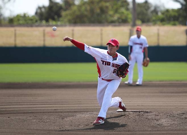 KIA 타이거즈 투수 김도현이 27일 LG 트윈스와 연습 경기에서 투구하고 있다. /사진=KIA 타이거즈 제공