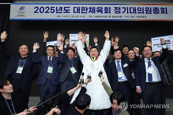 전북, 2036 올림픽 유치 국내 후보지 선정 (서울=연합뉴스) 김도훈 기자 = 28일 서울 송파구 올림픽파크텔에서 열린 대한체육회 2025년도 정기대의원총회에서 2036년 하계 올림픽 유치 국내 후보지로 선정된 전라북도 관계자들이 두 팔을 번쩍 들며 기뻐하고 있다. 2025.2.28 superdoo82@yna.co.kr