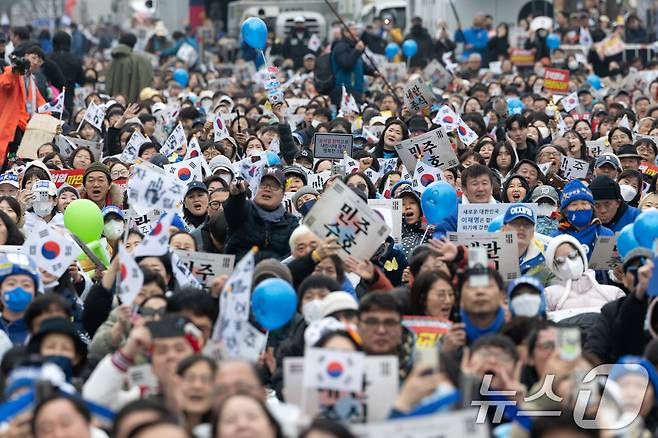 1일 오후 서울 종로구 안국동 사거리에서 열린 야5당 공동 윤석열 파면 촉구 범국민대회에서 참가자들이 윤석열 대통령 탄핵을 촉구하고 있다. 2025.3.1/뉴스1 ⓒ News1 이승배 기자