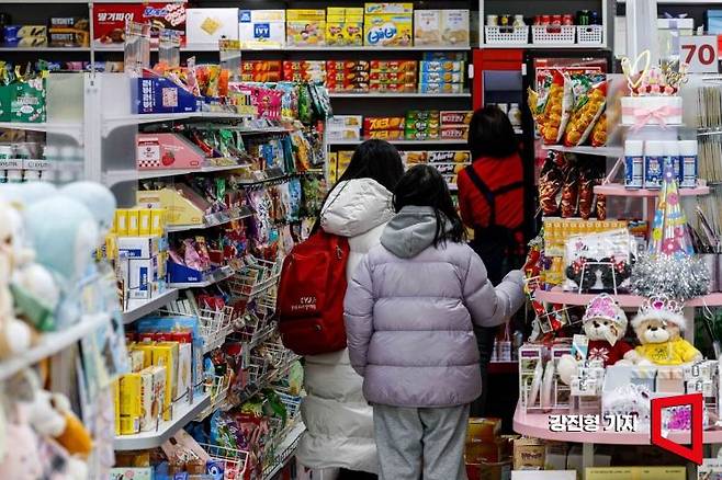 24일 서울 양천구 다이소 이마트목동점을 찾은 어린이들이 과자와 젤리 등 간식매대를 보고 있다. 2025.2.24. 강진형 기자