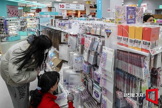 24일 서울 양천구 다이소 이마트목동점을 학생이 물건을 구매하고 있다. 2025.2.24. 강진형 기자