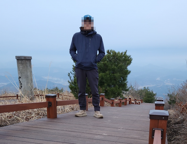 지모씨의 45세 남동생은 2023년 9월 경기 화성시에 있는 건달산에서 자살했다. 그는 4억원가량 투자한 코스피 상장사 이아이디가 거래정지되자 심적 고통을 겪었다. 생전 등산하고 있는 지씨의 모습. /제공=지씨 유가족