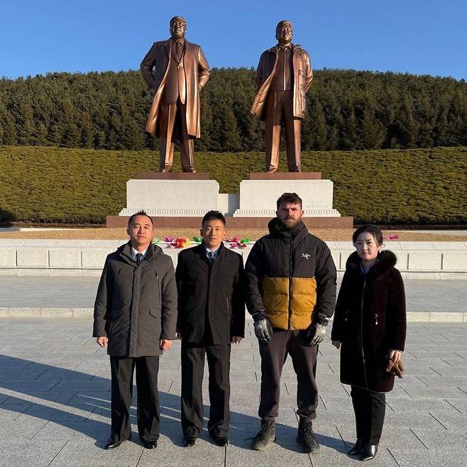 마이크는 국제 정치에 대한 가이드와의 대화는 신중하게 다루어야 한다고 말했다
