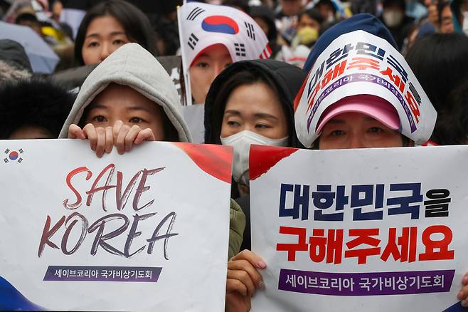 1일 오후 서울 여의도에서 '세이브코리아'가 주최한 국가 비상 기도회가 열리고 있다. /박성원 기자