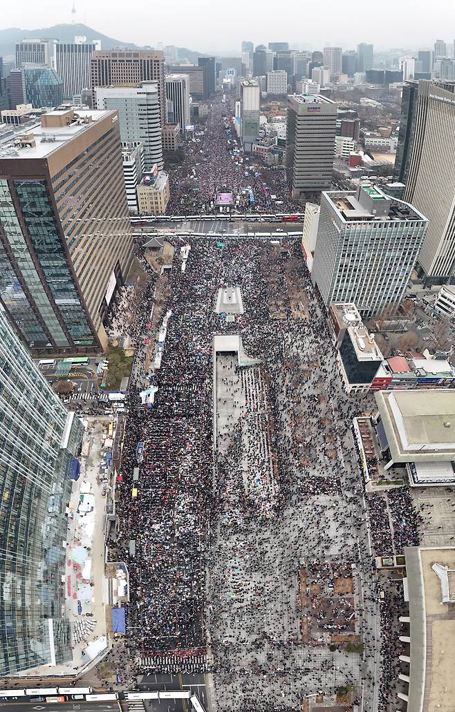 1일 오후 서울 세종대로 일대에서 윤석열 대통령에 대한 탄핵 반대 집회가 열리고 있다. /장련성 기자