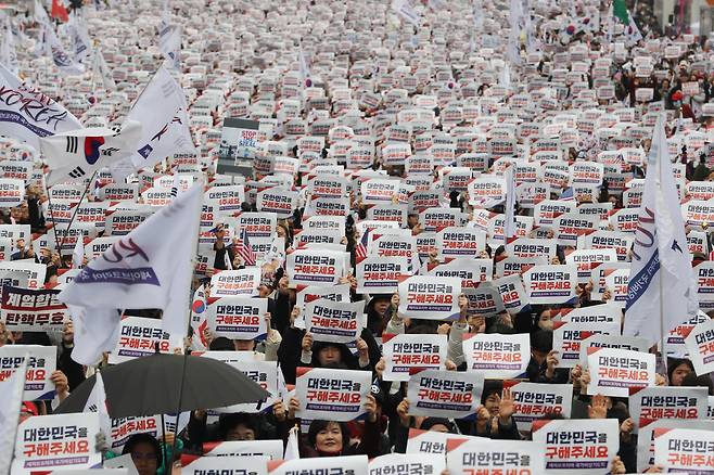 1일 서울 여의도에서 개신교 단체인 '세이브코리아'가 주최한 국가 비상 기도회에서 수많은 시민들이 참여해 여의대로가 붐비고 있다. /박성원 기자