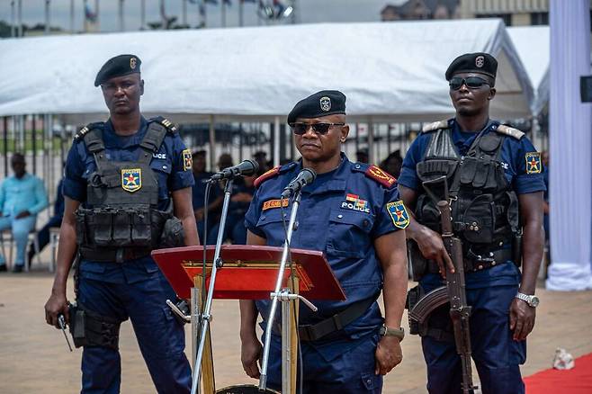 콩고민주공화국 경찰 총수인 블레즈 킬림발림바 장군(가운데)이 지난 24일 콩고 수도 킨샤사에서 열린 경찰 퍼레이드에서 연설하고 있다. AFP 연합뉴스