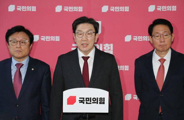 권성동 국민의힘 원내대표가 28일 국회에서 국회·정부 국정협의회 무산에 대한 입장을 밝히고 있다. 고영권 기자