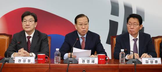 국민의힘 권영세 비상대책위원장(가운데)이 27일 서울 여의도 국회에서 열린 비상대책위원회 회의에서 발언하고 있다. 연합뉴스