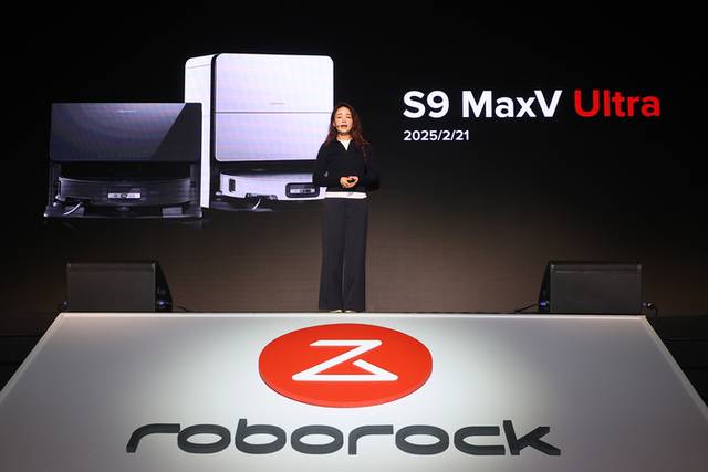 ▲ 니콜 한 로보락 글로벌 프로덕트 마케팅 총괄이 지난달 20일 서울 강남구 삼성동 파르나스호텔에서 열린 로보락 2025 신제품 발표 행사에서 제품을 소개하고 있다. 연합뉴스 자료사진