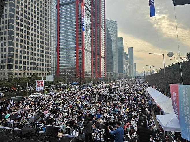1일 오후 서울 영등포구 여의대로에서 윤석열 대통령을 지지하는 수만명의 시민들이 ‘3.1절 국가비상기도회’에 참석한 모습 [세이브코리아]
