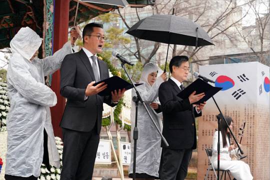 종로구 홍보대사 배우 공형진과 독립선언서를 낭독했던 정재용 선생의 후손 정성화 씨가 독립선언서를 낭독하고 있다.
