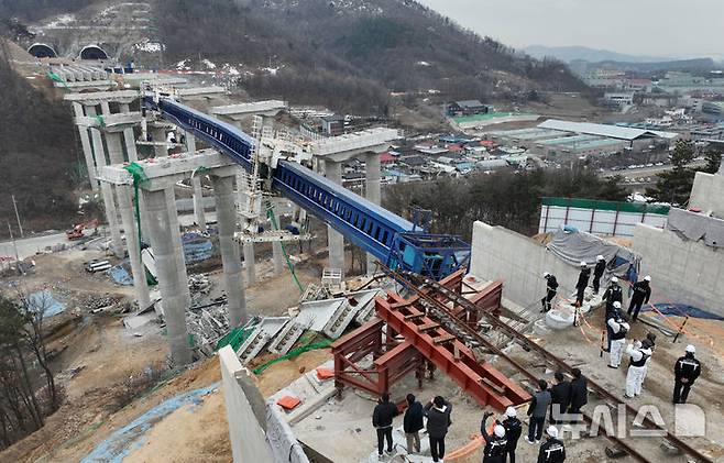 [안성=뉴시스] 김종택 기자 = 10명의 사상자가 발생한 경기도 안성시 서운면 산평리 '안성 고속도로 교각 붕괴' 현장에서 지난달 28일 경찰과 국과수, 산업안전공단 등 관계자들이 합동감식을 하고 있다. (공동취재) 2025.03.01. photo@newsis.com
