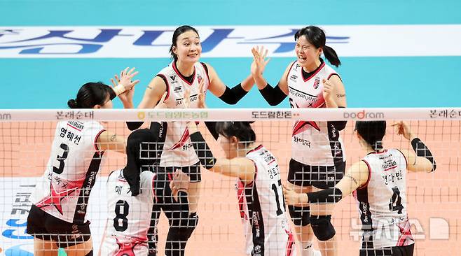 [서울=뉴시스] 김선웅 기자 = 지난 26일 서울 중구 장충체육관에서 열린 2024-2025 V-리그 정관장과 GS칼텍스의 경기, 정관장 선수들이 득점에 기뻐하고 있다. 2025.02.26. mangusta@newsis.com