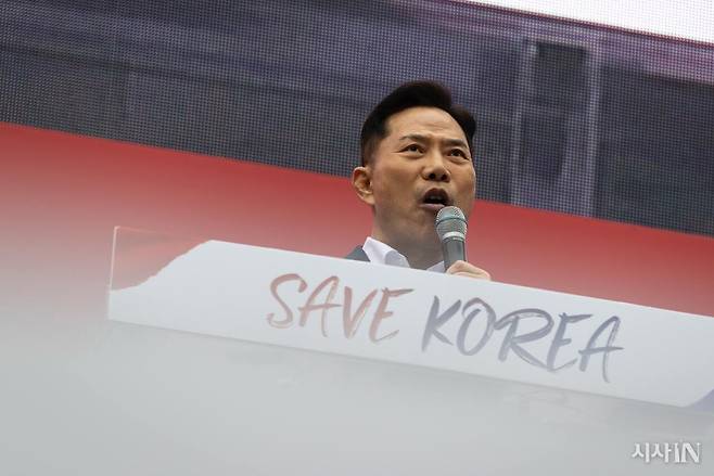 3월1일 서울 여의도 일대에서 열린 ‘국가비상기도회’에서 손현보 세계로교회 담임목사가 무대에 올라 연설하고 있다. ⓒ시사IN 이명익