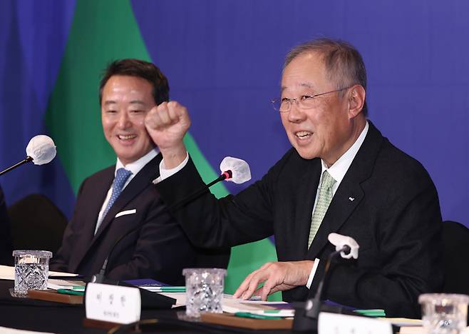 연임을 확정한 류진 한국경제인협회 회장(오른쪽)이 2월20일 서울 영등포구 FKI타워에서 열린 한국경제인협회 제64회 정기총회에서 발언하고 있다. ⓒ연합뉴스