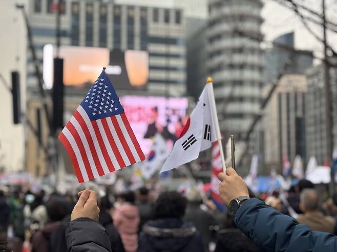 3월1일 오후 서울 종로구 광화문 일대에서 열린 윤석열 대통령 탄핵 반대 집회에서 참가자들이 태극기와 성조기를 들고 있다. ⓒ 시사저널 정윤경