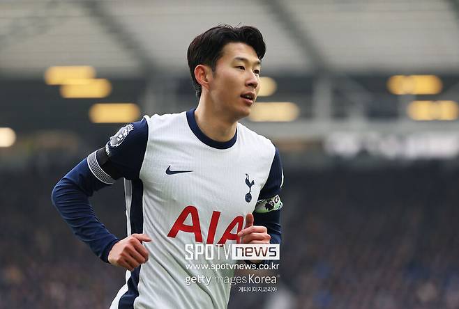 ▲&nbsp;‘ESPN’에 따르면 손흥민이 과거와 같은 차이를 만들어내지 못하는 이유는 복합적이다. 올 시즌 손흥민은 평균 24.5회의 스프린트를 기록하며 전보다 더 많은 활동량을 소화하고 있다. 하지만 이는 나이가 들어가면서 점점 더 큰 부담이 될 수밖에 없다. 토트넘의 부상자 문제가 심각해지면서 팀 전체적인 경기력이 흔들렸고, 손흥민의 경기력에도 영향을 미쳤다.