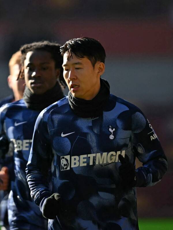 ▲ 토트넘 홋스퍼 출신 선배들은 연일 '손흥민 주장 박탈론'을 앞세웠다. 그러나 후배들은 주장으로 충분히 역할을 하고 있다고 전했다. ⓒ연합뉴스/AFP