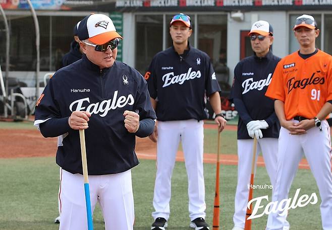 ▲ 김경문 감독이 이끄는 한화는 1일 오키나와 전력 사회인 야구팀과 경기에서 3-9로 지며 과제를 확인했다 ⓒ한화이글스