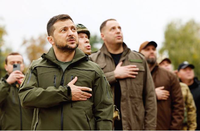 볼로디미르 젤렌스키 우크라이나 대통령(맨 앞)이 2022년 9월 우크라이나군이 탈환한 하르키우주 이지움을 방문해 국가를 부르고 있다. [뉴시스]