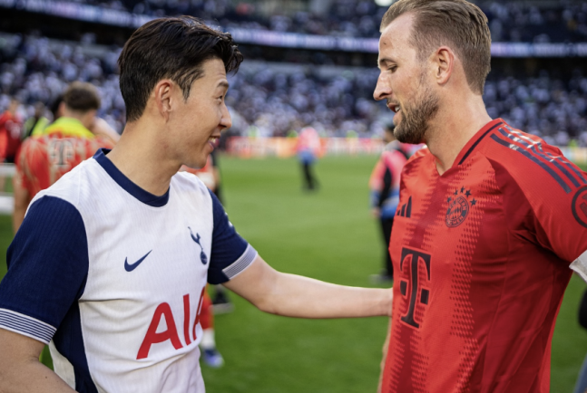 미국의 글로벌 스포츠 매체 'ESPN'은 28일(한국시간) '손흥민은 무슨 일이 잘못되었을까. 스퍼스(토트넘 애칭)에서 미래'라는 주제의 보도를 통해 토트넘에서의 손흥민 거취가 심상치 않다는 뜻을 전했다. 매체는 '손흥민은 모하메드 살라(리버풀)와 1992년생 동갑이다. 두 선수 모두 각자 구단에서 레전드 선수'라며 '한 명은 인생 최고의 전성기를 달리고 있다. 다른 한 명은 토트넘에서 처음으로 의문을 보이게 만들었다'라며 손흥민의 경기력 추락을 거론한 뒤 배경을 해리 케인의 바이에른 뮌헨 이적을 들었다.