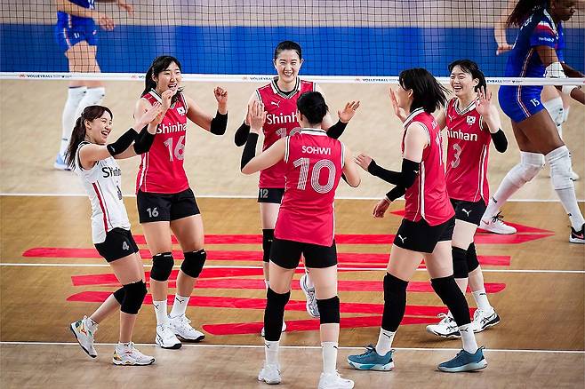 한국 여자배구, VNL서 프랑스 꺾고 5연패 탈출…2승째 (서울=연합뉴스) 한국 여자배구가 국제배구연맹(FIVB) 2024 발리볼네이션스리그(VNL) 3주차 2차전에서 프랑스를 3-2로 꺾었다. 사진은 기뻐하는 선수들. 2024.6.13 
[국제배구연맹 홈페이지 캡처. 재판매 및 DB 금지]