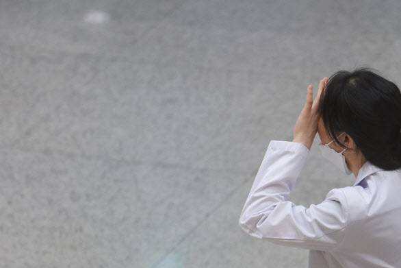 서울 시내 한 대학병원에서 이동하는 의료 관계자.(사진=연합뉴스)