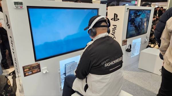 - 행사 현장에는 플레이스테이션 시연존이 마련됐다