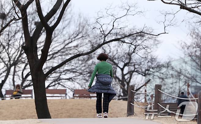 서울 송파구 올림픽공원에서 시민들이 산책을 하고 있다. /뉴스1 ⓒ News1 김성진 기자